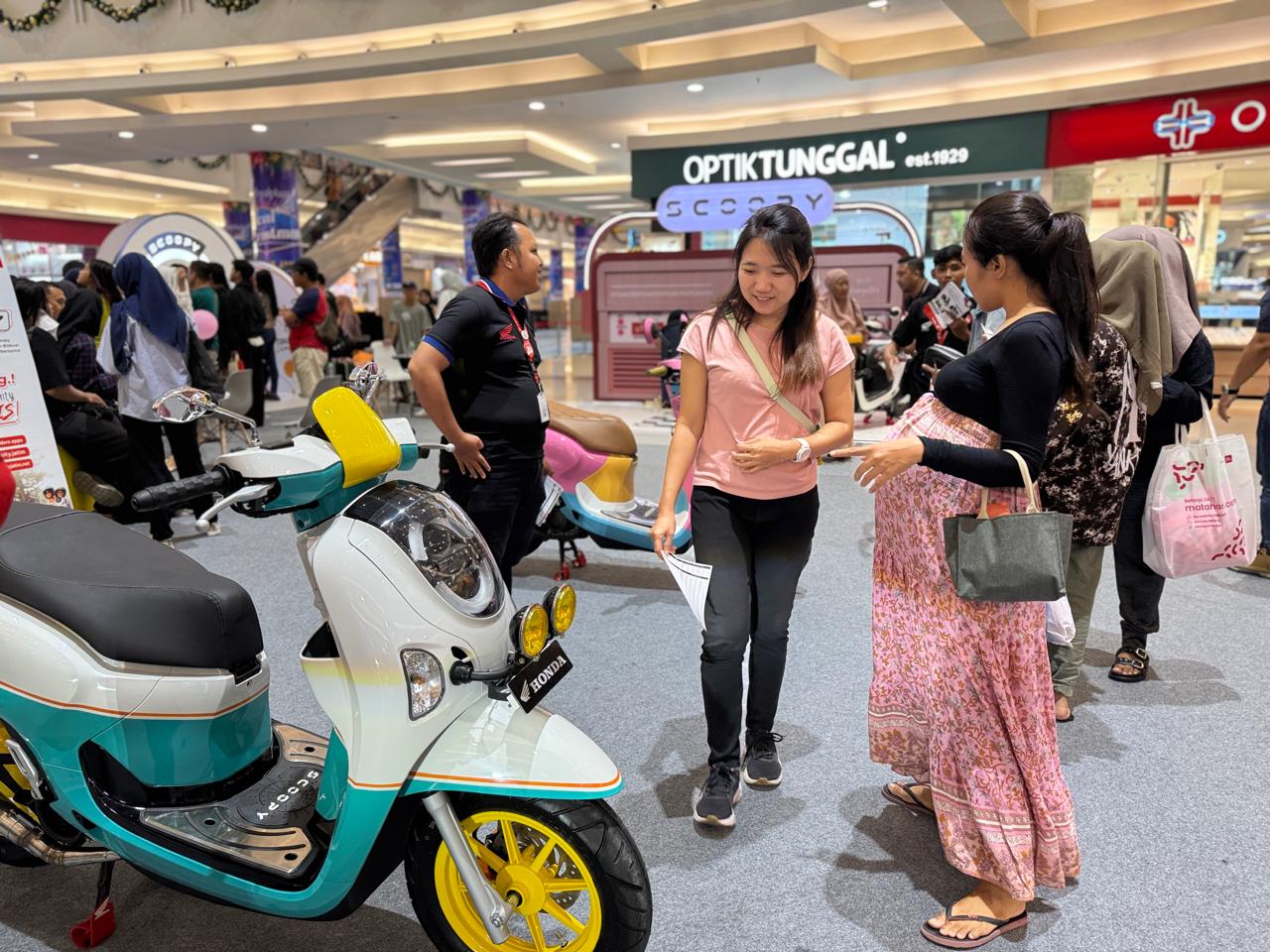 New Honda Scoopy Curi Perhatian Ribuan Pengunjung Royal Plaza Surabaya.